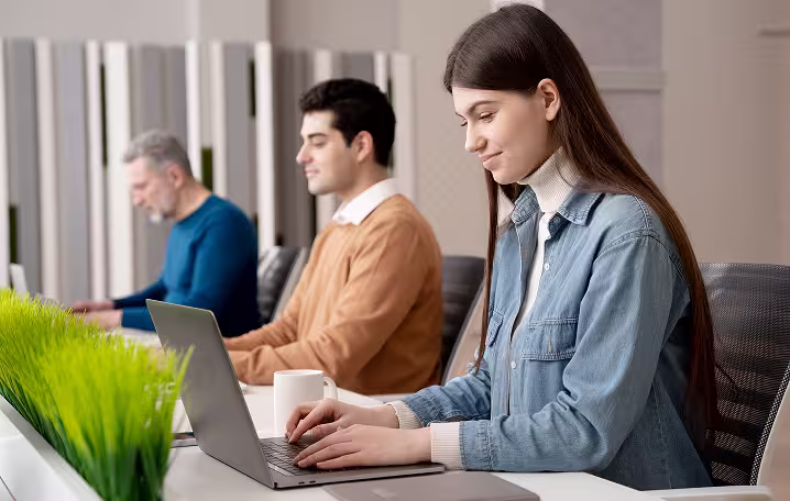 девушка и парни за ноутбуками