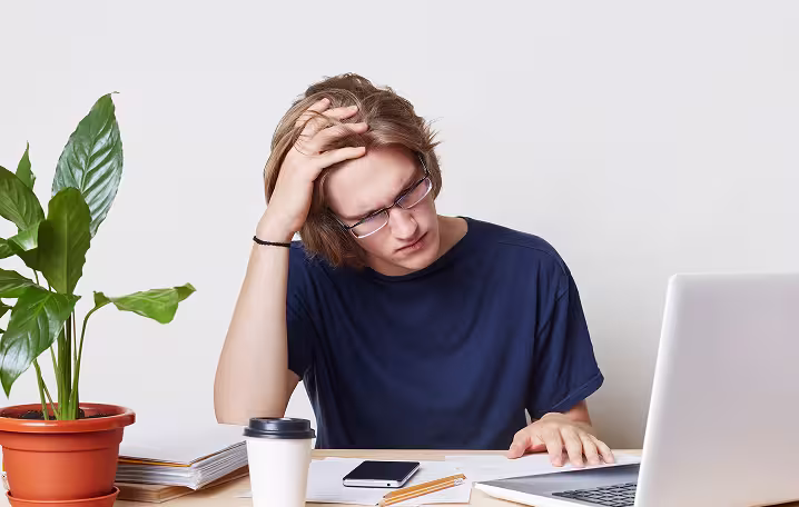 парень за ноутбуком