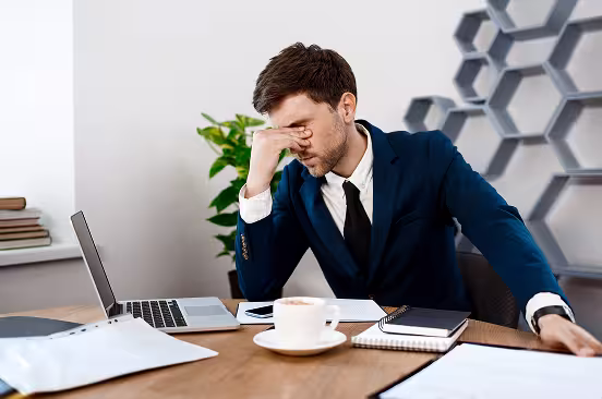 уставший мужчина