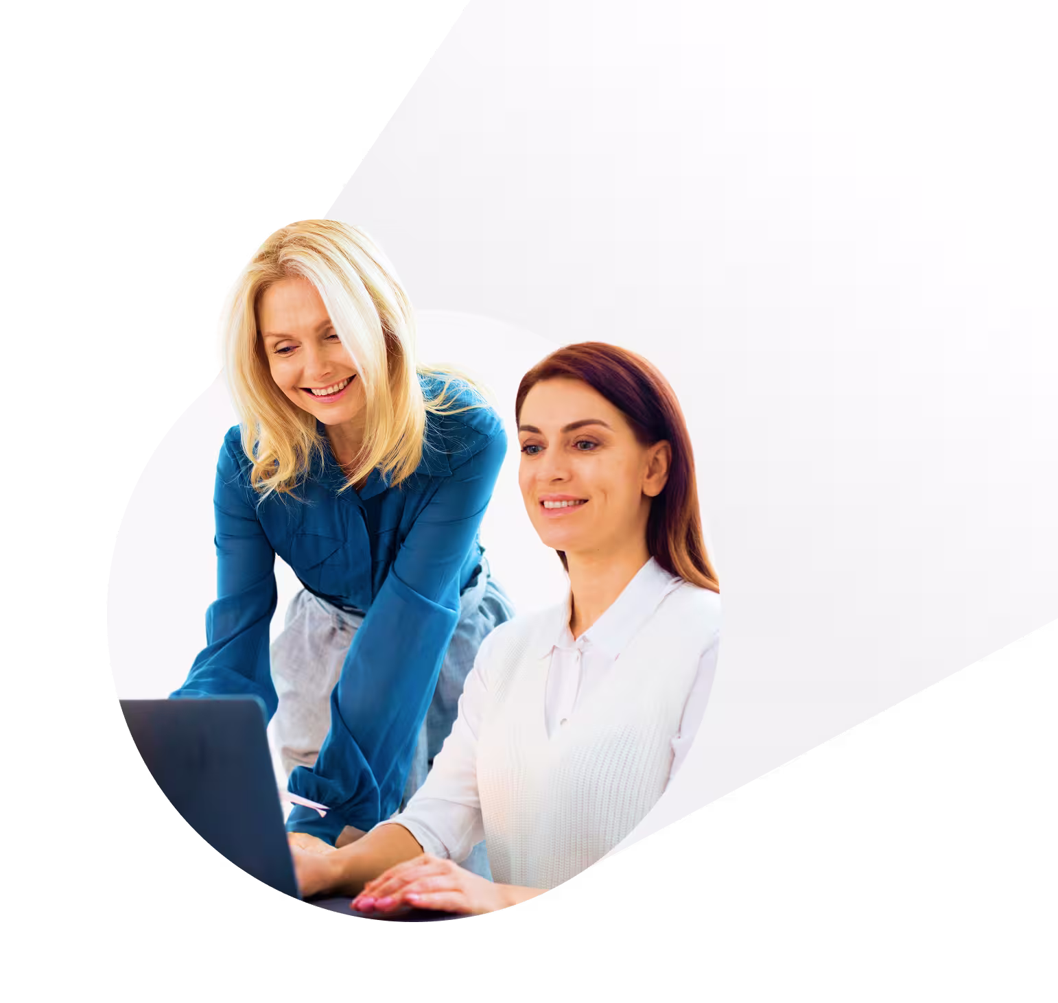 2 девушки перед ноутбуком